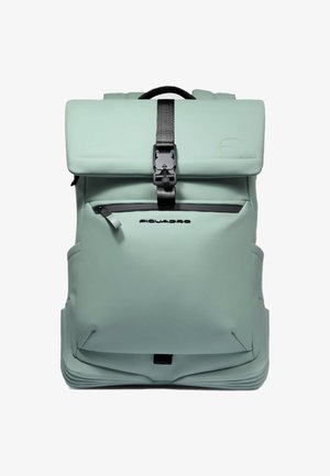 Mochila impermeable verde menta con solapa plegable, bolsillo frontal con cremallera, herrajes negros y correas ajustables. Acabado texturizado con detalle de logotipo.