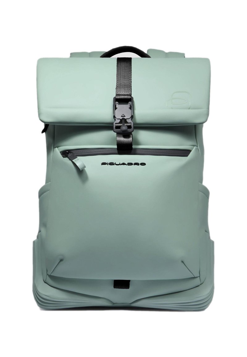 Mintgroene waterdichte rugzak met een overslagklep, voorvak met ritssluiting, zwarte hardware en verstelbare bandjes. Gestructureerde afwerking met logodetail.