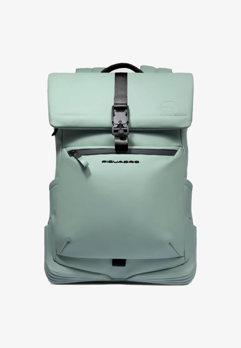 Mintgroene waterdichte rugzak met een overslagklep, voorvak met ritssluiting, zwarte hardware en verstelbare bandjes. Gestructureerde afwerking met logodetail.