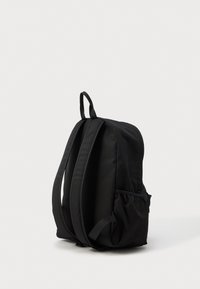 Črn najlon nahrbtnik z oblazinjenimi naramnicami, stranskim žepom in zaobljeno obliko. Zasnovan za vzdržljivost in vsakodnevno uporabo.