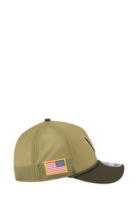 Olivgrüne Baseballmütze mit Mesh-Rücken, flacher Krempe, gesticktem Logo und einem Patch mit der amerikanischen Flagge.