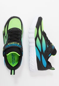 Czarno-zielone sportowe sneakersy z siatkowej tkaniny, niebieskimi akcentami, grubą białą podeszwą i paskiem na rzep z logo "S-Lights".