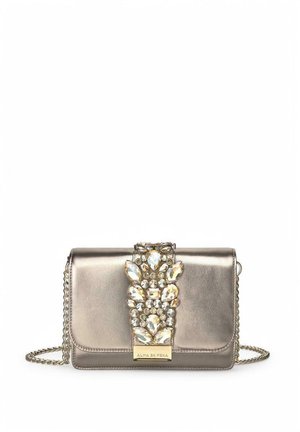 Bolso de mano plateado metálico con una correa de cadena. Presenta un cierre de solapa incrustado de joyas con cristales de diversas formas y el logo de la marca.