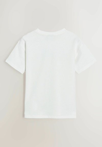 Bela bombažna majica kratkih rokavov z okroglim izrezom in enobarvnim hrbtom. Mehka tekstura s ravnim robom in brez vidnih logotipov ali vzorcev.