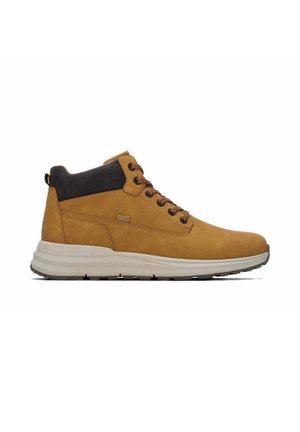 Zapatilla alta de ante marrón con cuello acolchado negro, cordones con estampado, suela blanca gruesa y pequeña etiqueta de marca en el lateral.