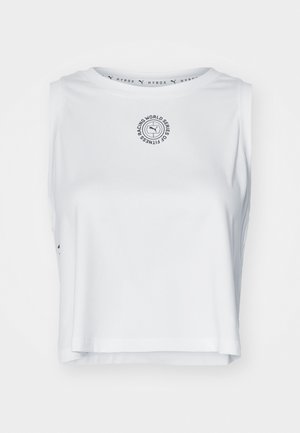 Crop top blanc en tissu lisse et respirant. Il présente un col rond, un design sans manches, et un logo circulaire noir sur le devant.