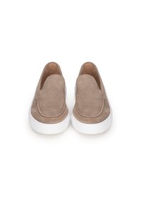 Zapatos de ante beige de tipo slip-on con punta redonda, suelas de goma blanca y detalles de costura sutiles. Textura suave en todo el zapato.
