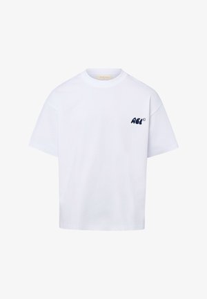 Weißes T-Shirt mit kurzen Ärmeln und Rundhalsausschnitt mit kleinem schwarzem "ACE" Schriftzug auf der linken Brust.