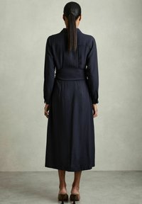 Reiss REGULAR FIT - MABEL LONG-SLEEVE BELTED MIDI - Särkkleit - navy