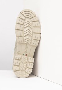 Beige sneakerzool met diep loopvlakpatroon, soepele textuur en geperst merkteken. Bevat een klein detail van de Italiaanse vlag. Maat 37.