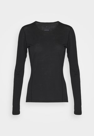 T-shirt de sport noir à manches longues en tissu léger ; présente un col rond et un design ajusté avec des détails de coutures subtils.