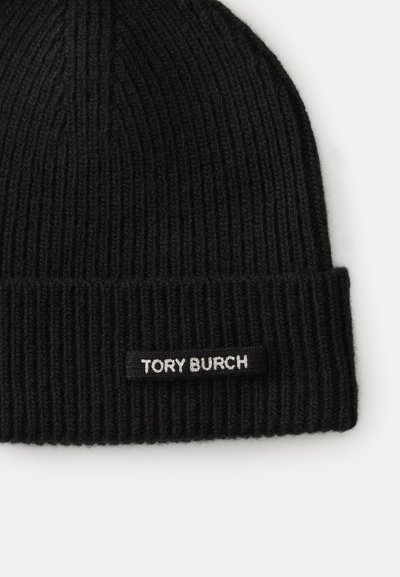 Cappello beanie in maglia nera con una texture a coste e un risvolto. Presenta un piccolo etichetta nera con testo bianco che recita "TORY BURCH".
