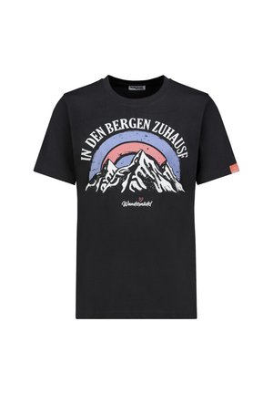 Black t-shirt with white mountain illustration, red and blue semi-circle background, and German text "IN DEN BERGEN ZUHAUSE" above.