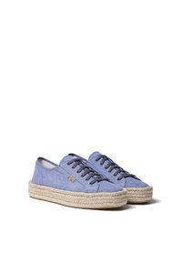 Sneakers in tela blu con punta rotonda, chiusura con lacci e suola in espadrillas di juta. Presentano un tessuto testurizzato e un piccolo logo sul lato.