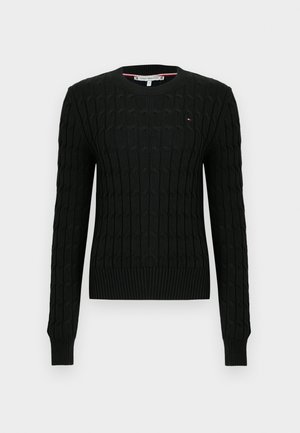 Černý pletený svetr s copánkovým vzorem, žebrovanými manžetami a lemem, s malým logem na hrudi. Kulatý výstřih, dlouhé rukávy.