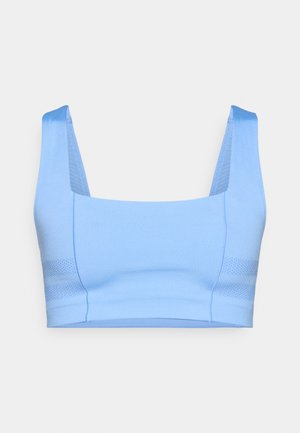Brassière de sport bleu clair avec un décolleté carré, des bretelles larges et des détails en mesh sur les côtés. Tissu lisse et extensible.