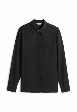 Chemise noire à manches longues avec un col pointe, fermeture à boutons sur le devant et un bouton doré en accent. Présente une texture lisse et une coupe décontractée.