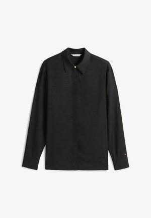 Zwarte lange mouwen shirt met een puntige kraag, sluiting met knopen aan de voorkant en een gouden accentknop. Het shirt heeft een gladde textuur en een relaxte pasvorm.