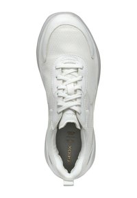 Sneaker atletico bianco con tomaia in mesh, design testurizzato, chiusura con lacci e soletta grigia. Presenta una suola in gomma liscia e dettagli di branding.
