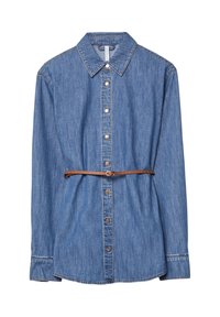 Camicia di jeans con colletto a punta, chiusura con bottoni frontale, maniche lunghe e vita accentuata da una cintura marrone. Presenta una classica texture di denim blu.