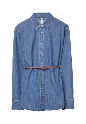 Camicia di jeans con colletto a punta, chiusura con bottoni frontale, maniche lunghe e vita accentuata da una cintura marrone. Presenta una classica texture di denim blu.
