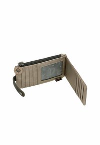 Cartera de cuero gris claro con cremallera, compartimentos para tarjetas y una ventana para identificación transparente. Cuenta con una correa de muñeca y superficies texturizadas.