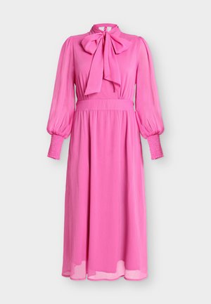 Hellpinkes Midikleid mit langen Puffärmeln, gesmokten Bündchen, tailliertem Schnitt und großer Schleife am hohen Kragen.