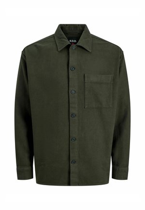 Chemise vert olive foncé à manches longues, boutonnée, avec un col pointu et une poche poitrine, sur fond blanc.
