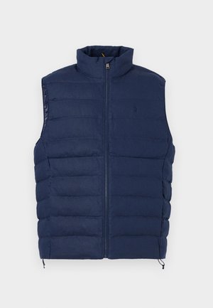 Plišani prsluk tamnoplave boje bez rukava s visokim ovratnikom i prednjim patentnim zatvaračem, s diskretnim izvezenim logotipom na prsima.