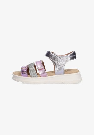 Open-toe sandaal voor kinderen met drie paarse en zilveren banden, zilveren enkelbandje, beige gewatteerde binnenzool en witte geribbelde zool.