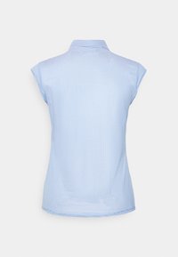 Světle modrá košile s krátkými rukávy a límečkem, s jemným texturovaným vzorem a rovně střiženým spodním okrajem. Pohled zezadu ukazuje čistý design.