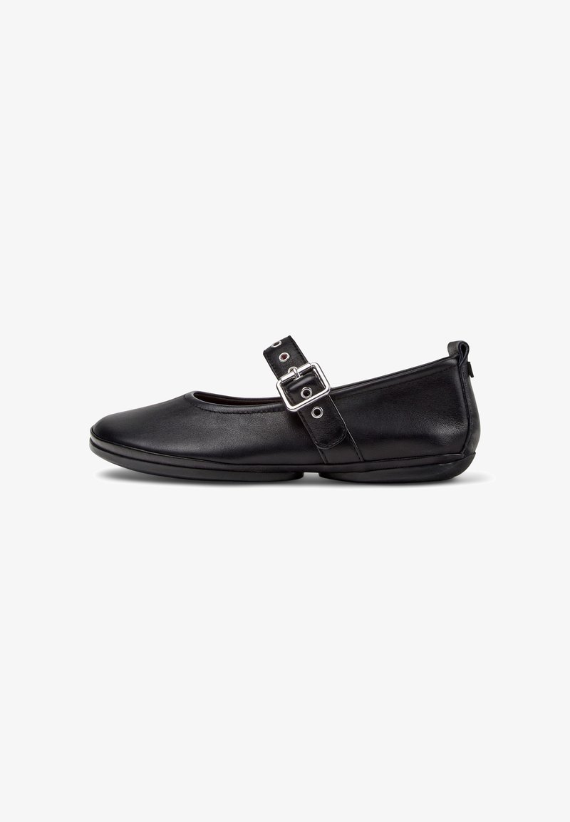 Chaussure plate Mary Jane en cuir noir avec bride à boucle argentée et bout arrondi, vue de côté sur fond blanc.