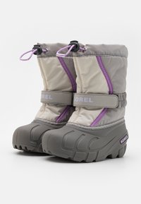 Graue und cremefarbene wasserdichte Winterstiefel mit gummierter Sohle, lila Akzenten, Schnürverschluss oben und gepolstertem Schaft für Isolierung.