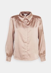 Blouse légère couleur marron clair, semblable à de la soie, avec un col classique, une fermeture à boutons sur le devant et des manches ballons. Texture lisse avec un éclat subtil.