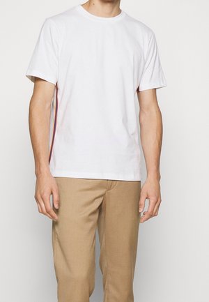 Weißes Baumwoll-T-Shirt mit kurzen Ärmeln und Rundhalsausschnitt, verziert mit mehrfarbigen Streifen entlang der Seitennähte.