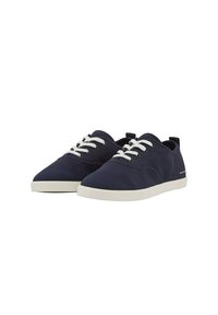 Sneaker in tela blu navy con lacci bianchi, punta rotonda e logo impresso sul tallone. Presenta una suola in gomma bianca texturizzata.