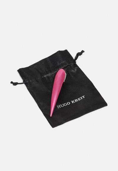 Ružový predĺžený sponkový klobúk s lesklým povrchom, odložený na čiernom saténovom vrecúšku so šnúrkou, obsahujúci text "HUGO KREIT."