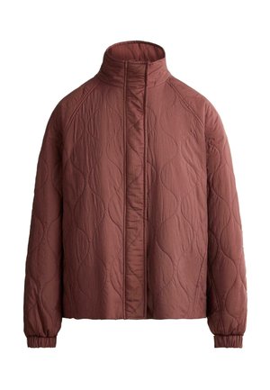 Prešívaná bunda v hrdzavej farbe s vysokým golierom, skrytým zapínaním vpredu, dlhými rukávmi a elastickými manžetami.