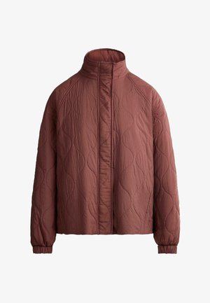Prešívaná bunda v hrdzavej farbe s vysokým golierom, skrytým zapínaním vpredu, dlhými rukávmi a elastickými manžetami.