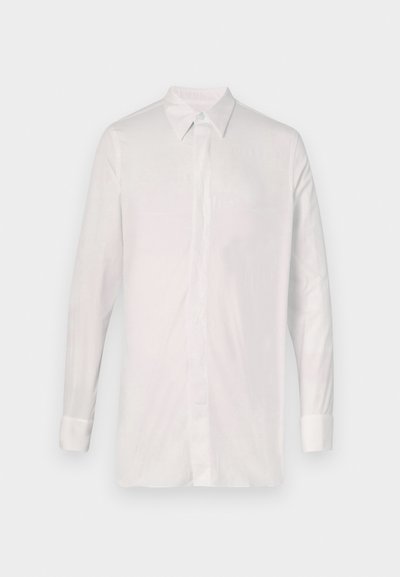 Wit overhemd met lange mouwen, gemaakt van een soepele stof. Voorzien van een klassieke kraag, knopen aan de voorkant en manchetmouwen met minimale detaillering.