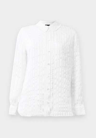 Hvit langermet bluse i lett stoff, med et teksturert stripe-mønster, knappefront og avrundet krage.