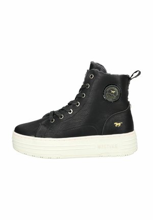 Sneaker montante noir en cuir texturé, semelle plateforme blanche, design à lacets, et patch logo sur le côté.
