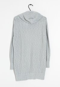 Suéter de punto gris claro con capucha, que cuenta con mangas largas y dobladillo acanalado. La tela tiene un patrón texturizado por toda su superficie.