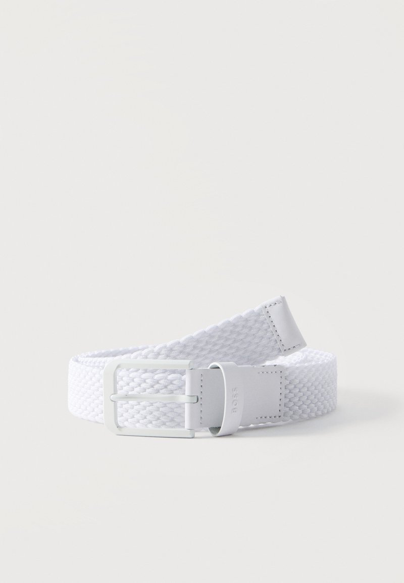 Ceinture en tissu blanc tissé avec une boucle métallique rectangulaire blanche et une boucle de ceinture en cuir, enroulée sur un fond clair.