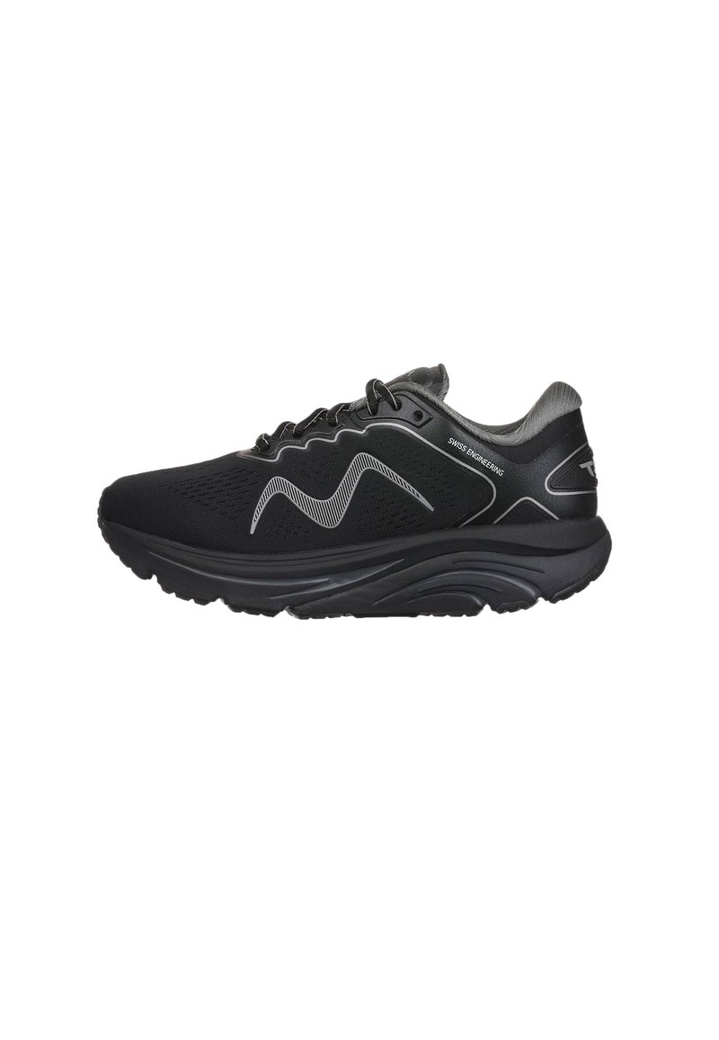 Zapatillas deportivas negras con una parte superior de malla texturizada, suela curvada y detalles reflectantes en plata. Cintas y collar acolchado para mayor comodidad.