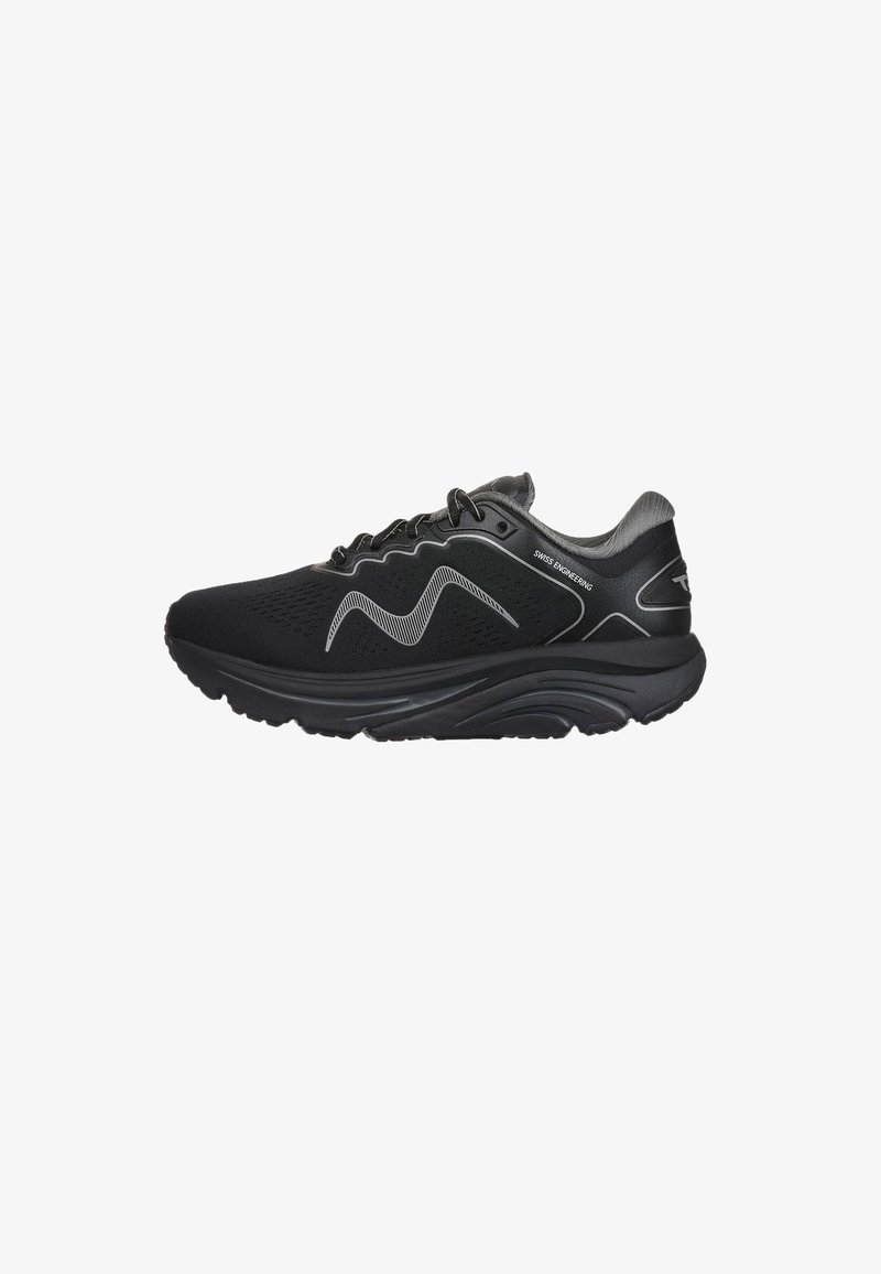 Scarpe sportive nere con tomaia in rete testurizzata, suola curvata e dettagli riflettenti argentati. Lacci e colletto imbottito per comfort.