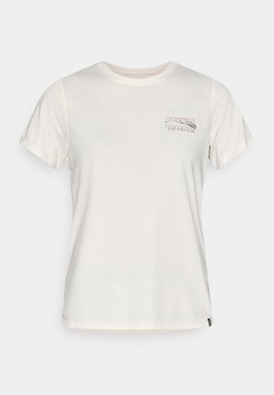 Tricou din bumbac de culoare alb-crem, cu un mic grafic al unei munți în nuanțe de mov și gri, cu cuvântul „patagonia” deasupra. Mâneci scurte, gât rotund.