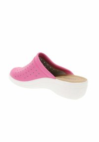 Zoccolo rosa slip-on con design perforato, suola bianca chunky e footbed beige. Presenta punta rotonda e tomaia liscia.