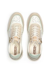 Zapatillas de cuero beige y blancas con diseño perforado, acentos en verde menta y cremallera lateral. Cuenta con un interior acolchado y suela texturizada.