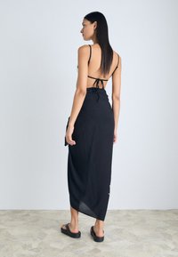 KARL LAGERFELD HOTEL KARL PAREO - Pludmales piederums - black